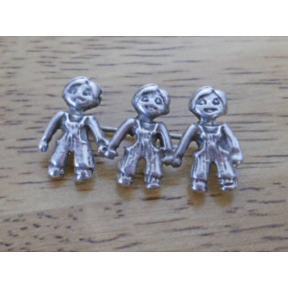 Vintage Sterling Children Holding Hands Pin - Picture 7 of 9